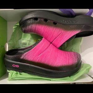 OOFOS Limited Pink Stripe Clog